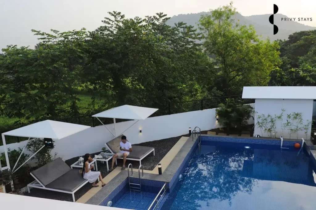 Pool with shallow play zone
