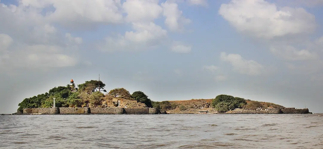 Khanderi Fort Alibaug Guide History, Adventure & Best Luxury Villas Nearby